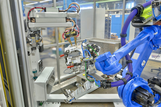 Bei kompakten Bauteilen ist es sinnvoller, die Werkstücke mit einem Roboter an die stationäre Mikroschweißzange und den Stoßpunkter heranzuführen. / © DALEX Schweißmaschinen GmbH & Co. KG