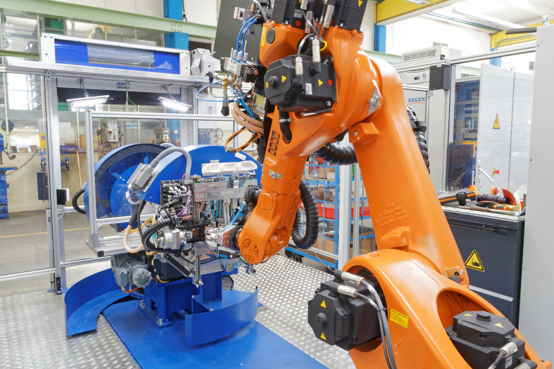 Der Bediener kann die automatische Anlage auf der einen Seite manuell be- bzw. entladen, während der Roboter auf der anderen Seite die Teile verschweißt. - © DALEX Schweißmaschinen GmbH & Co. KG