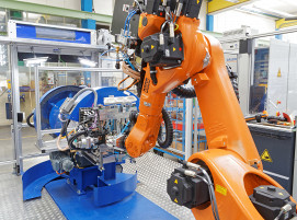 Der Bediener kann die automatische Anlage auf der einen Seite manuell be- bzw. entladen, während der Roboter auf der anderen Seite die Teile verschweißt.