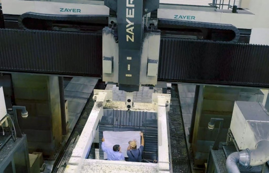 Windschiegls größte Maschine ist die Zayer GMCU 20000. Auf ihr wurde auch die Platte für die Hydraulikpresse gefräst. / © Windschiegl