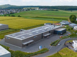 Das neue Stammwerk von LK Mechanik in Hüttenberg-Rechtenbach: Um wegweisende Prozessoptimierungen umzusetzen, weitere Effizienzpotenziale freizusetzen und die CO2-Bilanz zu verbessern, hat das Unternehmen ein umfangreiches Digitalisierungsvorhaben gestartet.
