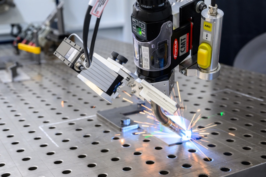 Robot-welds-component_WEB