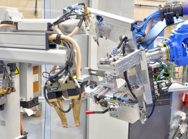 Die DALEX Mikroschweißzange (links) und der DALEX Stoßpunkter (rechts) eignen sich an Robotern montiert hervorragend zum Fügen sehr komplexer und großer Bauteile.