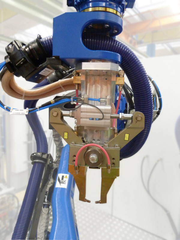 7922.DALEX Miniatur Schweißzange an Roboter_WEB