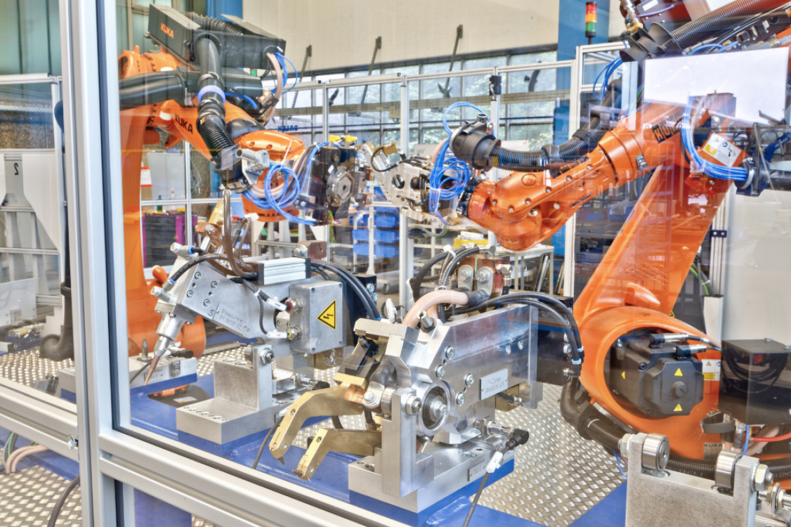 7922.Roboteranlage mit Mikrozange und Stoßpunkter_WEB