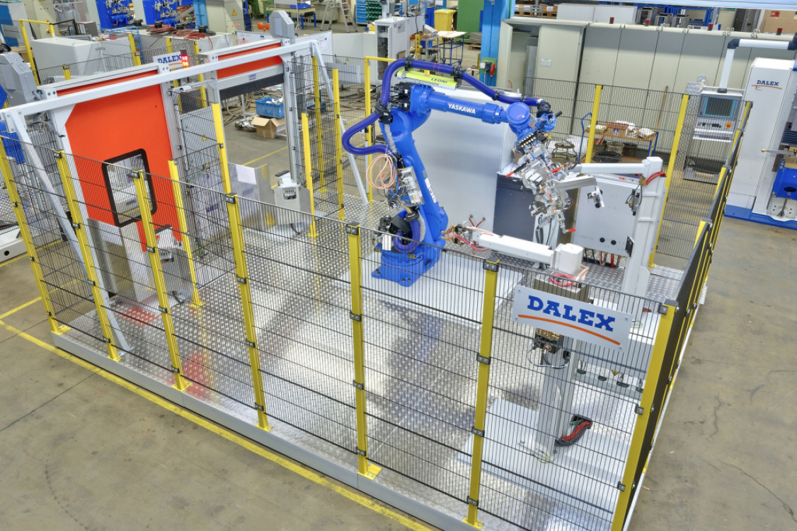 7922.Roboterzelle mit Feststationen ausgerüstet mit Mikrozange und Stoßpunkter_WEB