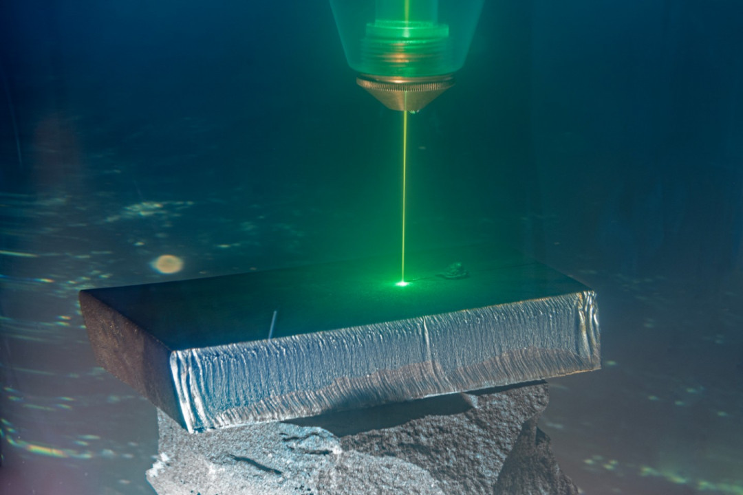 A particularly short-wavelength green laser, whose cutting capability is also given in water, is used to cut steel and metals in the sea. Fraunhofer IWS has researched and developed a solution that already works in the lab. - © Fraunhofer IWS