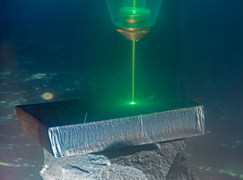 A particularly short-wavelength green laser, whose cutting capability is also given in water, is used to cut steel and metals in the sea. Fraunhofer IWS has researched and developed a solution that already works in the lab.