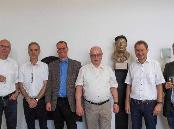 The management of the Max-Planck-Institut für Eisenforschung (MPIE) together with Prof. Martin Stratmann, President of the Max Planck Society (MPG) until June 2023 and now head of an emeritus group at MPIE. From left: Dr. Michael Rohwerder, Prof. Dierk Raabe, Dr. Kai de Weldige, Prof. Martin Stratmann, Prof. Gerhard Dehm and Prof. Jörg Neugebauer. Traditionally, each retiring president receives a bust, which is placed in the general administration of the MPG and in the respective home institute.