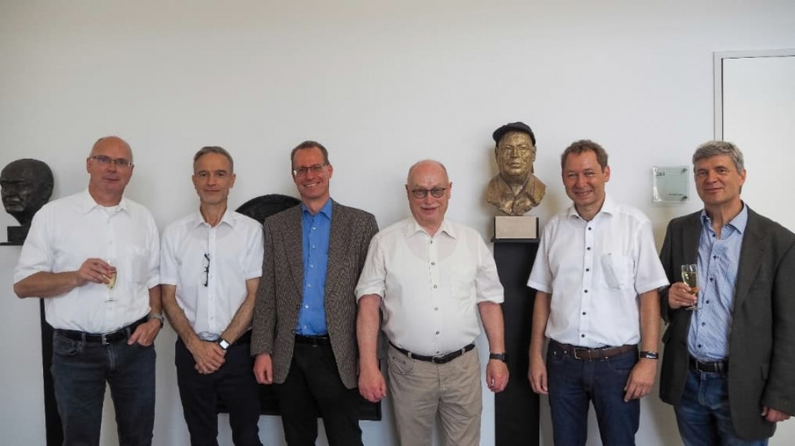 The management of the Max-Planck-Institut für Eisenforschung (MPIE) together with Prof. Martin Stratmann, President of the Max Planck Society (MPG) until June 2023 and now head of an emeritus group at MPIE. From left: Dr. Michael Rohwerder, Prof. Dierk Raabe, Dr. Kai de Weldige, Prof. Martin Stratmann, Prof. Gerhard Dehm and Prof. Jörg Neugebauer. Traditionally, each retiring president receives a bust, which is placed in the general administration of the MPG and in the respective home institute. - © Max-Planck-Institit für Eisenforschung