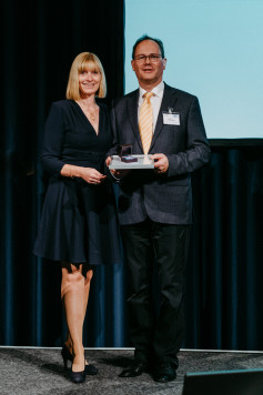 Dipl.-Ing. Jochen Mußmann (rechts) nimmt die Auszeichnung, den DVS-Ehrenring, von der DVS-Präsidentin entgegen. / © DVS/Birgit Döring