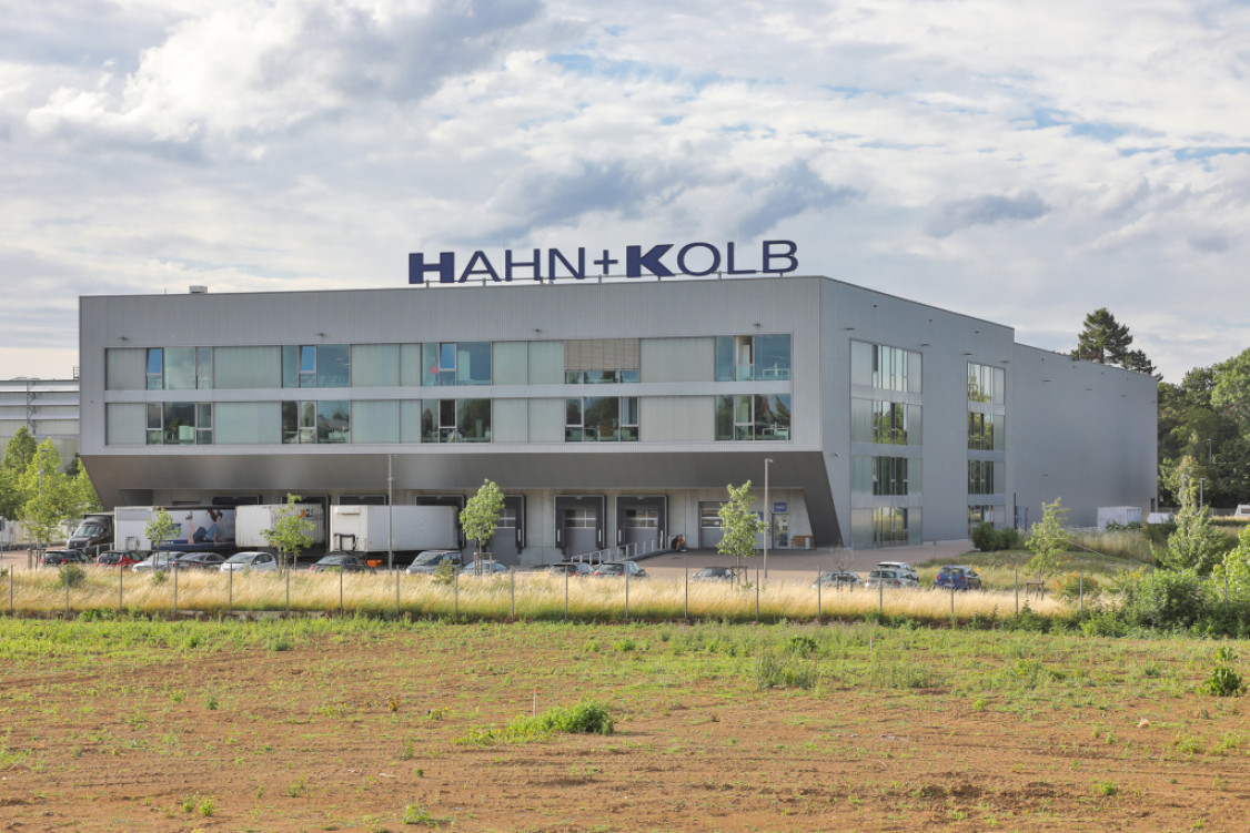 Heute ist HAHN+KOLB Vorreiter für intelligente Bestellsysteme und Anwendungen in der Industrie 4.0. 2013 errichtete das Unternehmen die neue Vertriebszentrale und das internationale Logistikzentrum in Ludwigsburg. - © HAHN+KOLB