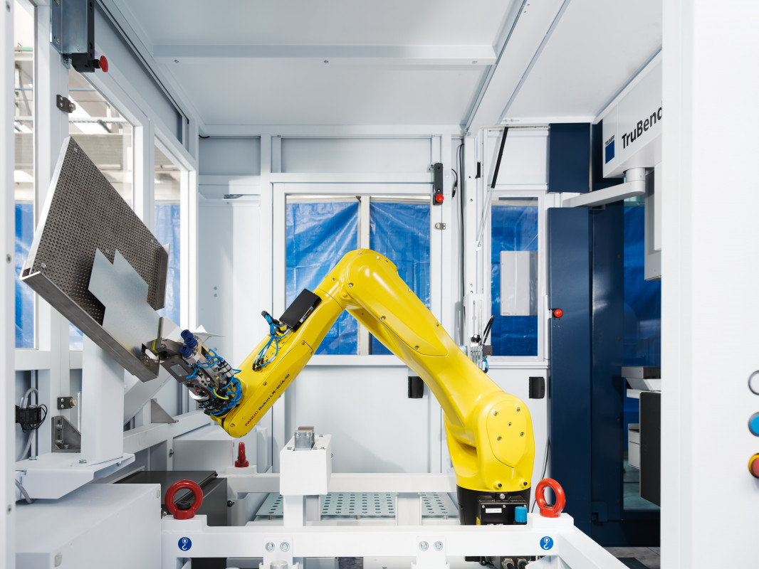 Bei der Flex Cell be- und entlädt ein Industrieroboter die TruBend 7050 selbstständig. - © TRUMPF