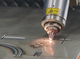 Die speziell für den Laserprozess entwickelte Faseneinheit Bevel-U ermöglicht Fasen im Werkstück zwischen - 50° und +50°.