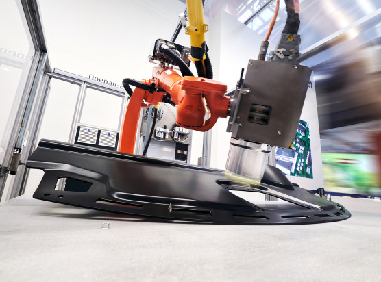 Openair-Plasma technology enables site-selective, automated pretreatment in which the plasma nozzle follows the part geometry with millimeter precision.