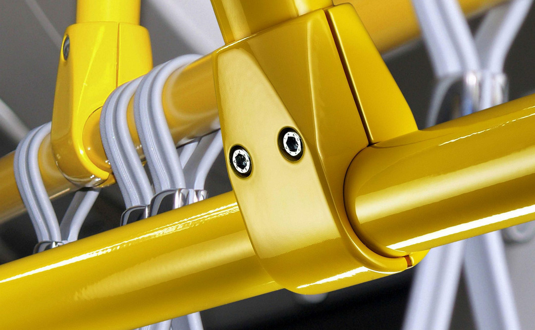 Gelb pulverlackierte Rohrverbinder liefert Brinck unter anderem für den Einsatz in öffentlichen Verkehrsmitteln. - © Ernst Brinck GmbH