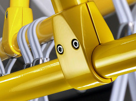 Gelb pulverlackierte Rohrverbinder liefert Brinck unter anderem für den Einsatz in öffentlichen Verkehrsmitteln.