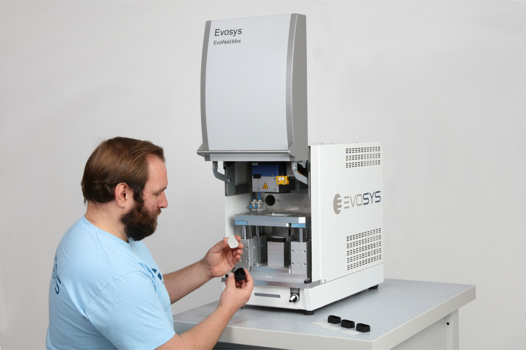 The „EvoWeld Mini“ from Evosys Laser GmbH is a compact table-top system for laser welding of plastics. It offers a small footprint and easy handling. - © Evosys Laser GmbH,