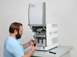 The „EvoWeld Mini“ from Evosys Laser GmbH is a compact table-top system for laser welding of plastics. It offers a small footprint and easy handling.