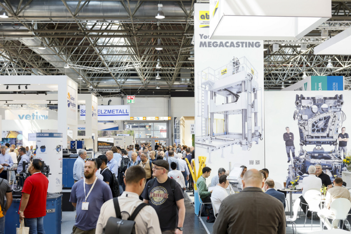 Trade visitors in the well-attended exhibition halls of The Bright World of Metals. - © Constanze Tillmann/Messe Düsseldorf