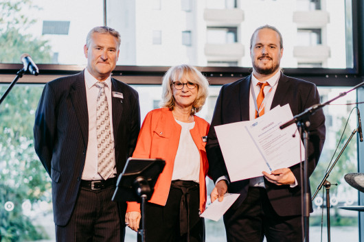 Über den zweiten Platz des DVS-Nachwuchs-Preises freute sich Timm Evers von der RWTH Aachen University (rechts) mit Vertretern des DVS. / © DVS/Karin Döring