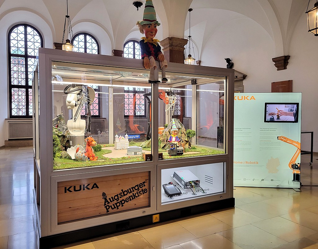 Bis Ende Januar 2024 sind die Roboter "Mario" und "Nette" als Puppenspieler im Erdgeschoss des Augsburger Rathauses zu sehen. - © KUKA Group