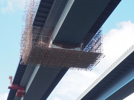Ungewohnte Stille auf der Olympiabrücke im Sommer 2023: Nachdem sie der Ausleger eines Krans gerammt hat, trägt die Brücke anstelle von Autoverkehr ein Baugerüst. Die parallele Prinz-Heinrich-Brücke wird im Anschluss repariert.