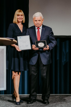 Dipl.-Ing. Peter Boye wurde in der DVS-Jahresversammlung mit der DVS-Ehrenplakette, der höchsten Auszeichnung des Verbandes, geehrt. / © DVS/Karin Döring
