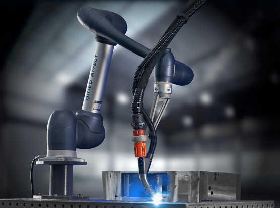 The QINEO ArcBoT relieves employees and ensures consistent, reproducible welding quality.