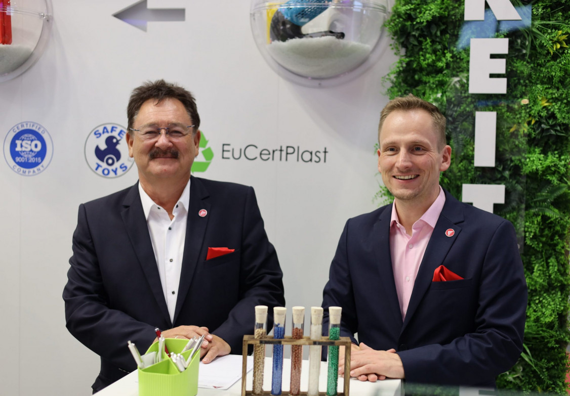 WIS-Kunststoffe-Siegmar-und-Daniel-Roemhild-Fakuma-23-scaled