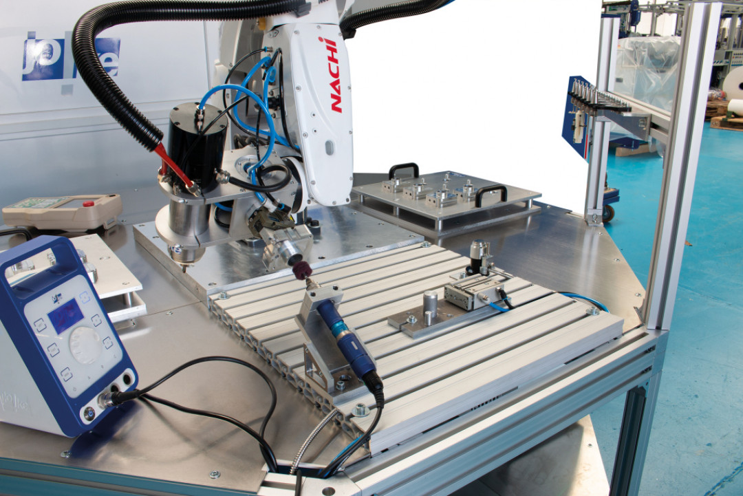 Flexibel kombinierbar und voll automatisiert: ENESKArobotics ermöglicht die vielseitige Bearbeitung von Oberflächen ohne den Einsatz von Fachkräften. - © joke Technology GmbH