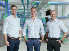 Christof (l.) und Dirk Rosenberg (r.) wechseln in den Beirat der aquatherm GmbH, Maik Rosenberg (Mitte) führt die Geschäfte ab 1. Januar zusammen mit Jan Kriedel.