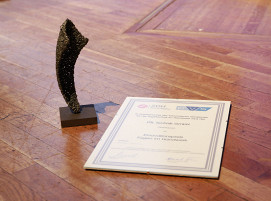 Trophäe und Urkunde vom Innovationspreis „Fügen im Handwerk“
