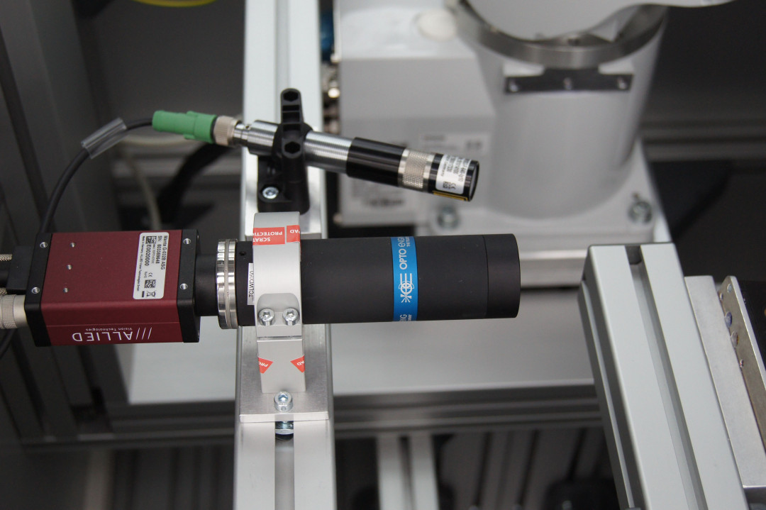 Eine GigE-Kamera mit Laserline erfasst die zu messenden Teile. - © ISW GmbH