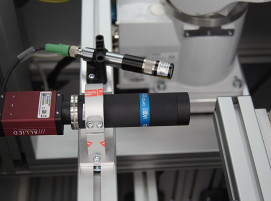 Eine GigE-Kamera mit Laserline erfasst die zu messenden Teile.