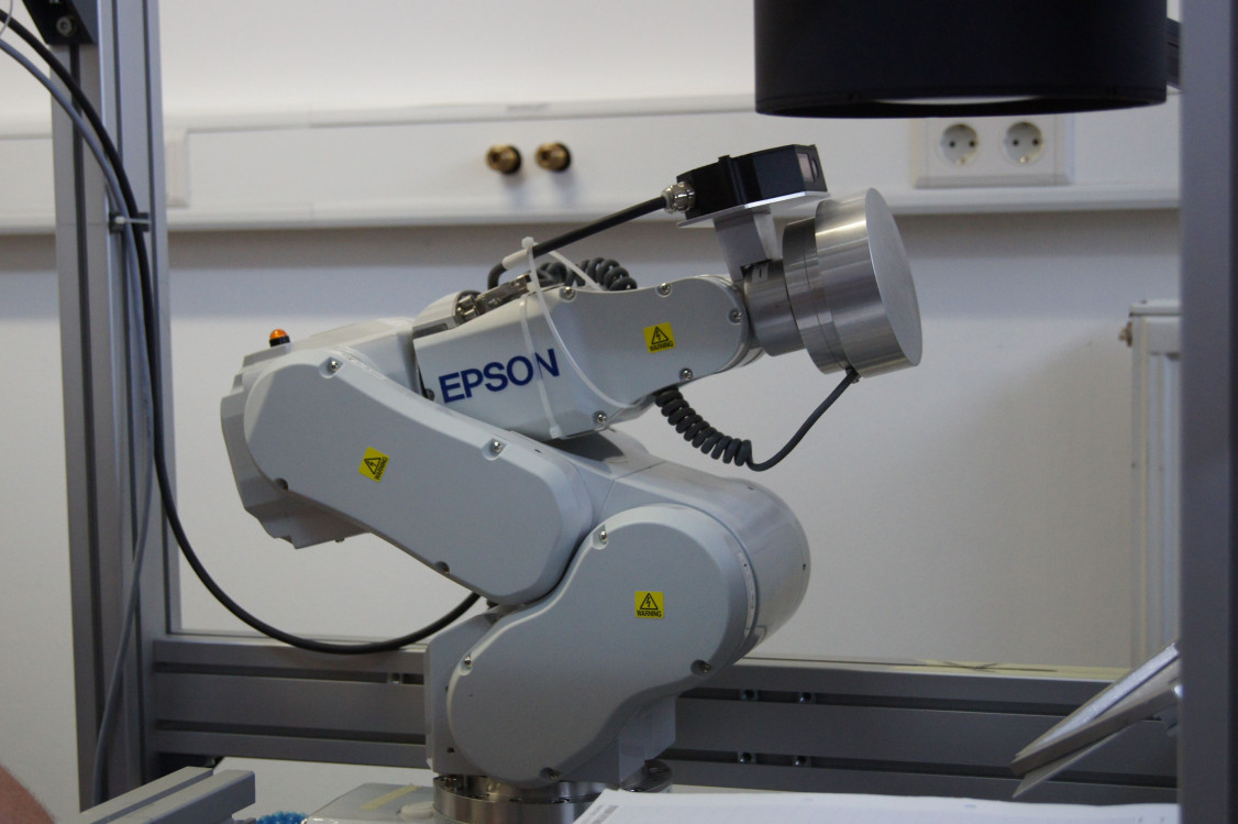 Ein 6-Achs Roboter mit Magnetgreifer versorgt die Messstation mit Teilen. - © ISW GmbH