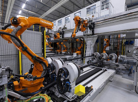 Die insgesamt 18 Motoman-Roboter von Yaskawa arbeiten in der neuen vollautomatischen Schweißanlage für Gerüstteile bei PERI „Hand in Hand“.