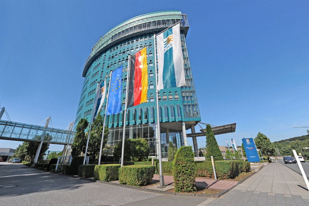 EDE_Gebäude_Flaggen_quer_WEB