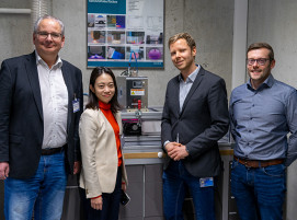 Dr. Jörg Söllner (Ushio Germany), Yuki Sashiwa (Ushio Inc.), Christian Eck und Michael Heilig (beide SKZ) bei der Übergabe des VUV-Excimer-Systems (v.l).