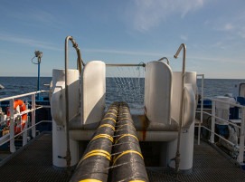 Meter für Meter sinken die Seekabel der NordLink ins Meer.