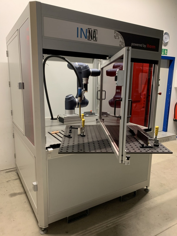 item AB Roboterschweißzelle Bild 2_WEB