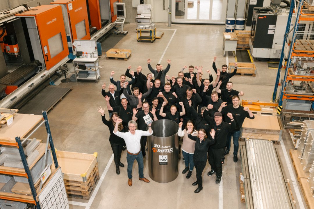 RIFTEC_TOP 100_Team in Produktionshalle_WEB