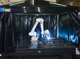 Die Cobot-Schweißzelle Weld4Me von Yaskawa verbindet in kompakter Form die Vorteile eines kollaborativen, einfach bedienbaren Roboters mit professionellen Schweißfunktionen.
