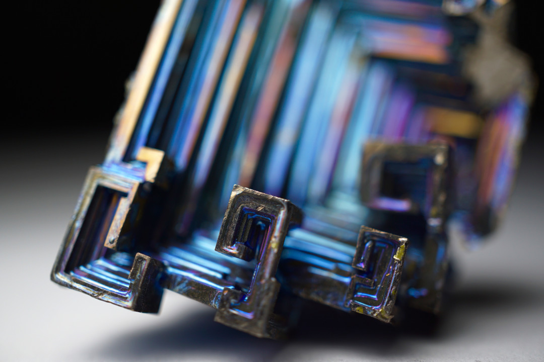 Bismutkristall mit Anlauffarbn durch Oxidation - © pixabay.de/fill