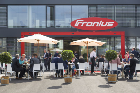 Ende September feierte die Fronius Deutschland GmbH die Eröffnung der neuen Landeszentrale in Neuhof-Dorfborn. / © Fronius Deutschland GmbH