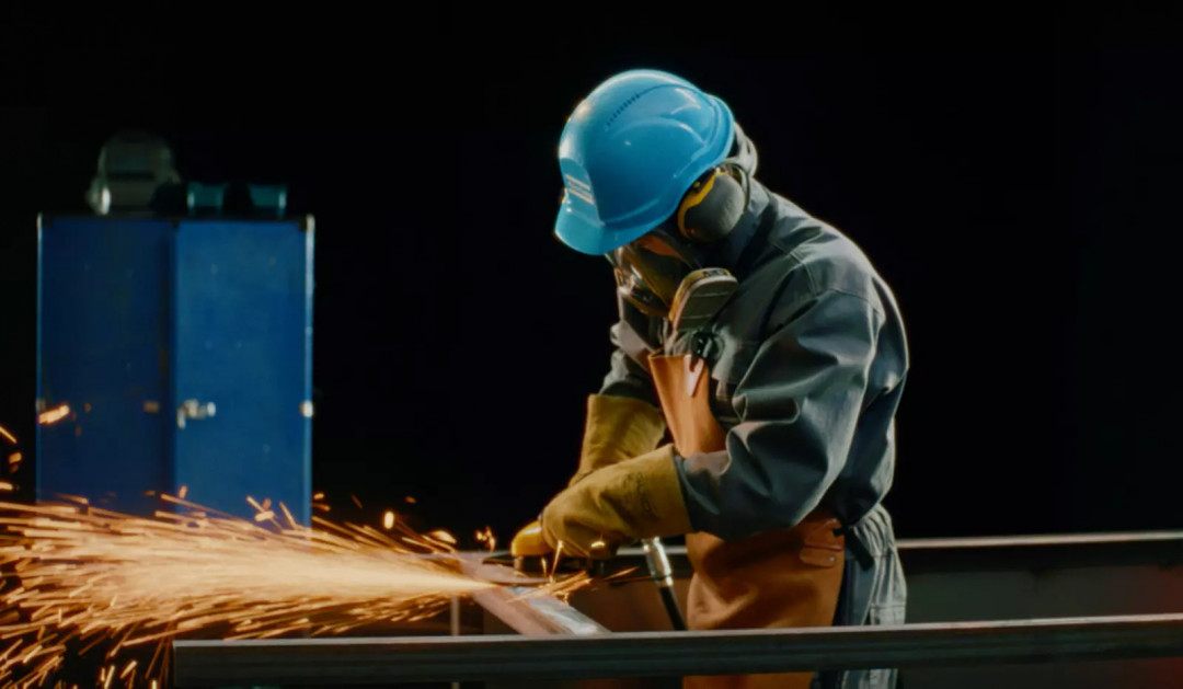 turbinen-winkelschleifer-in-der-stahlbearbeitung