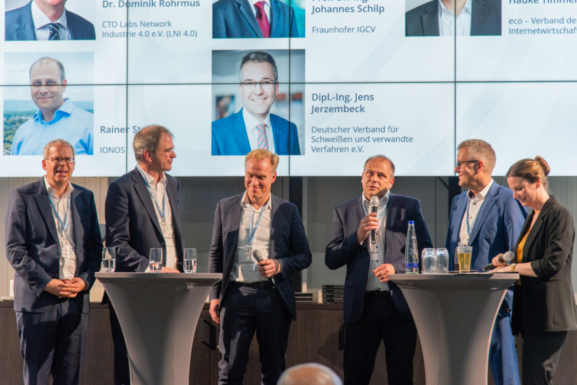 003-Open Source Summit-BW_WEB