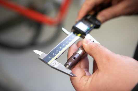 Das fertige Werkzeug wird kontrolliert. / © RRS Schilling GmbH/Frank Jasper