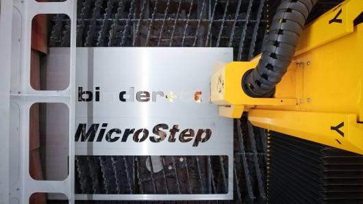 3-Platzsparender-Laser-Gigant-für-innovative-Produkte-im-Einsatz