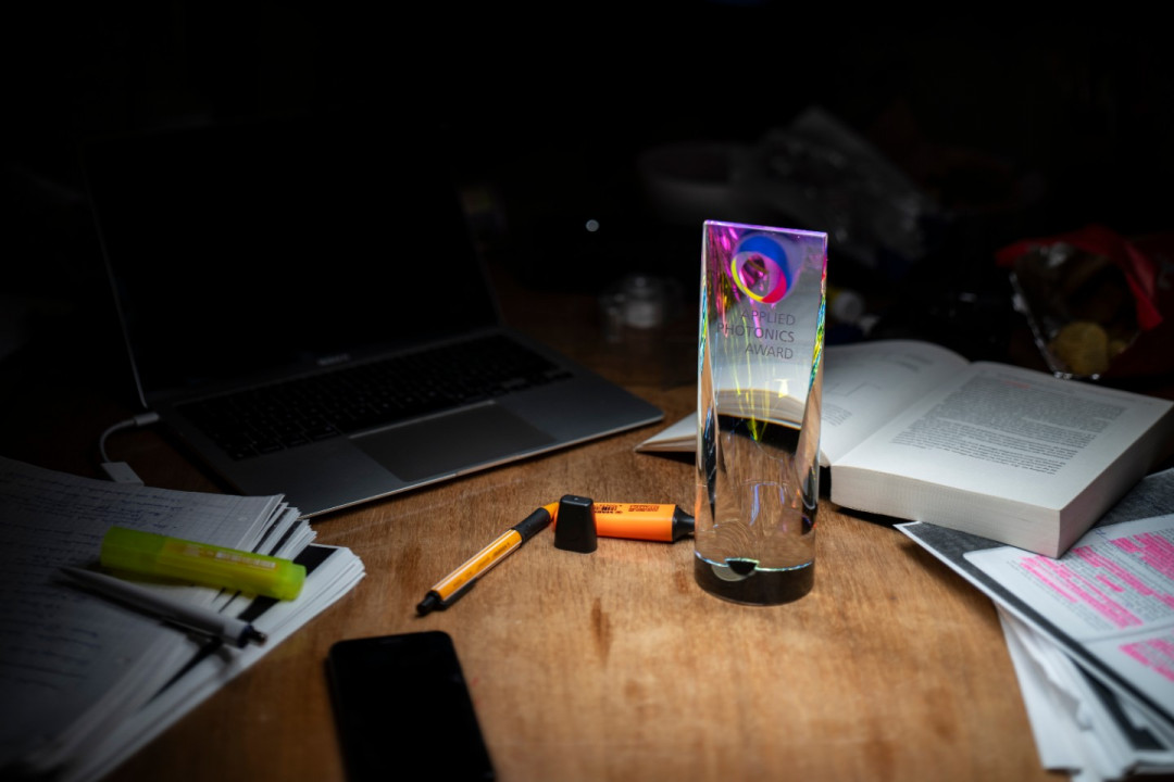 Glaspokal-Schreibtisch-Copyright-Fraunhofer-IOF